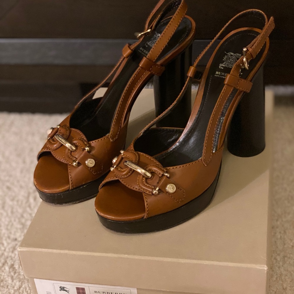 ❌❌SOLD❌❌Burberry Authentic Heels - Picture 2 of 11